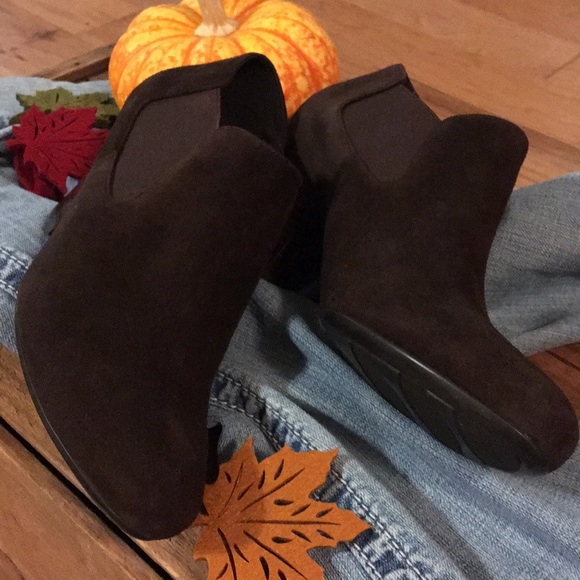 NWOB: Chelsea Booties - Picture 3 of 11